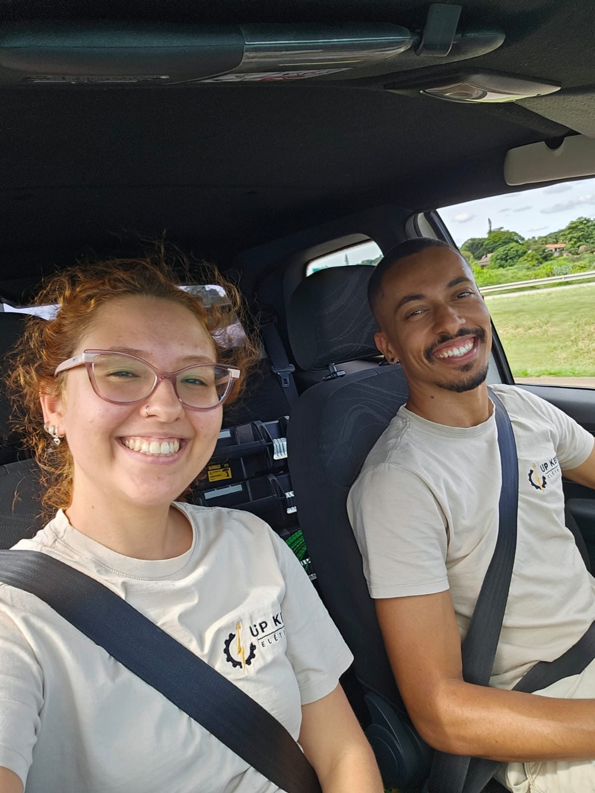 Dois profissionais da Up Keep uniformizados, a caminho de uma obra