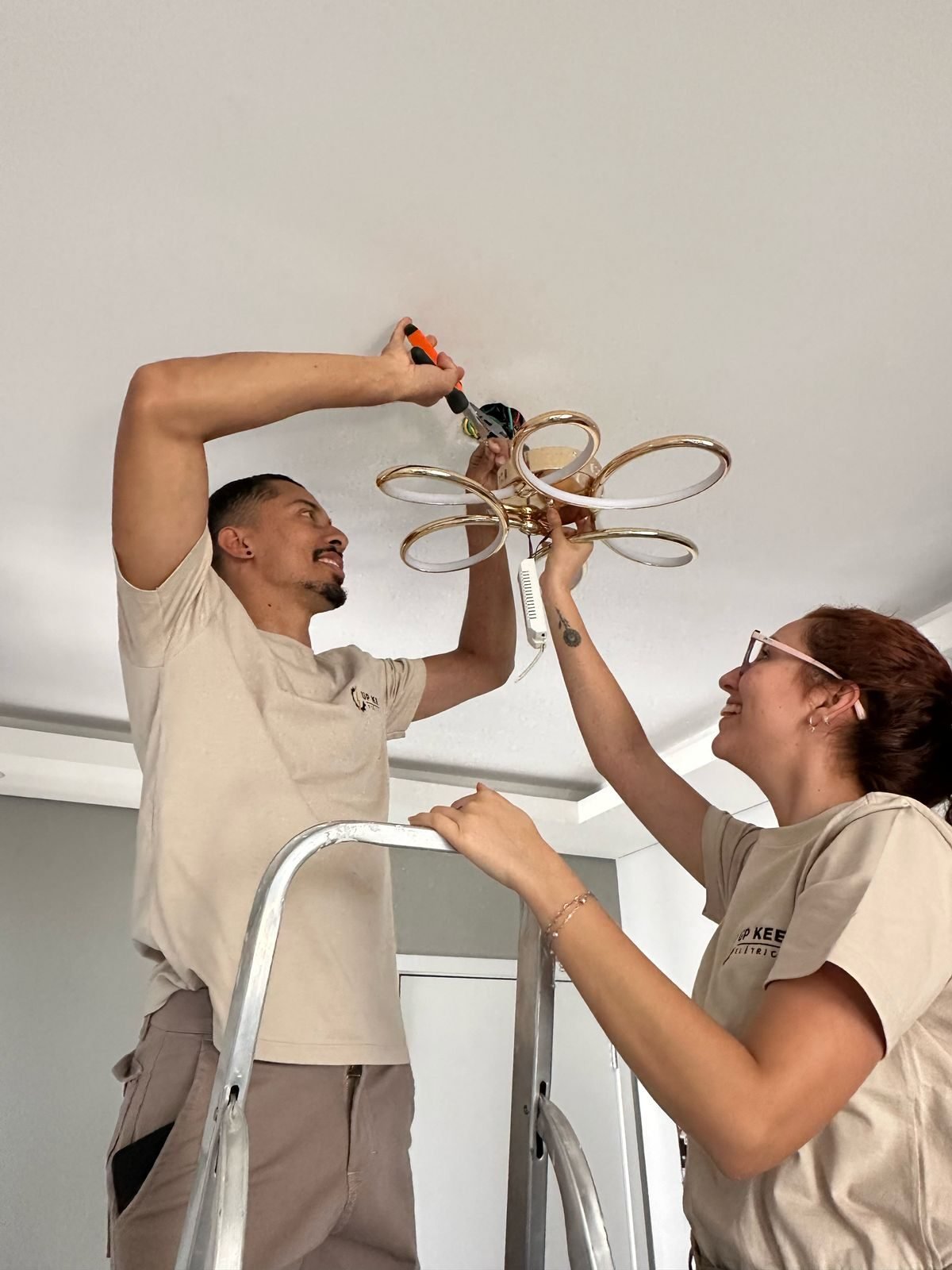 Fixação e ligação de luminária decorativa