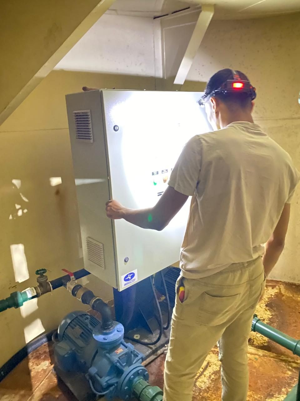 Quadro de comando instalado em casa de máquinas de instalação comercial